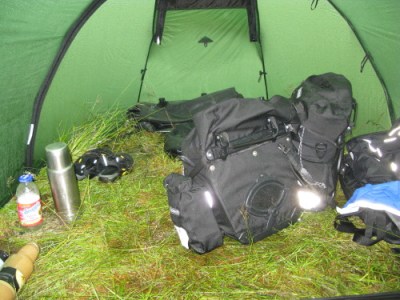 það var hægt að merkja lítinn læk reina í gegnum fortjaldið þegar verst lét