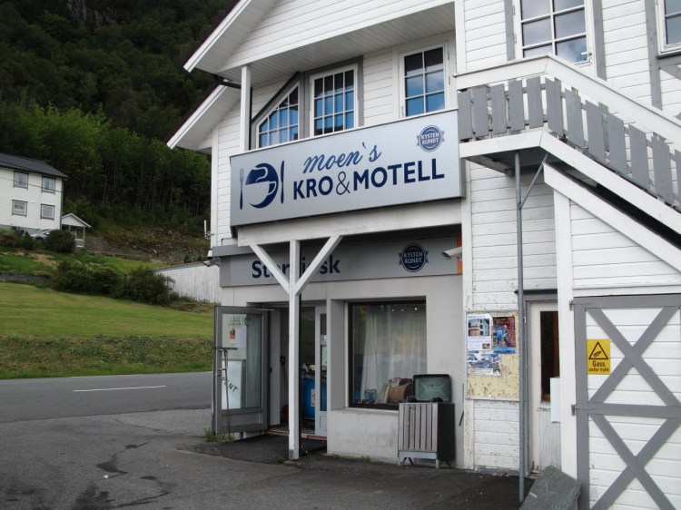 Alt í einu fór starfsfólkið þarna að tala samann á Islensku