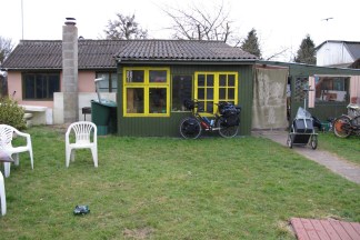 Það er búið að leggja rafmagn að húsinu hans sigga en hann vill frekar notast við vindaflið.  hér er einfaldleikinn í fyrirrúmi